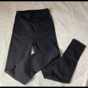 HIGH RISE Black jeans
